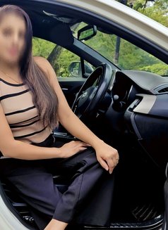An elegant classy lady meets you - escort in Colombo Photo 4 of 5