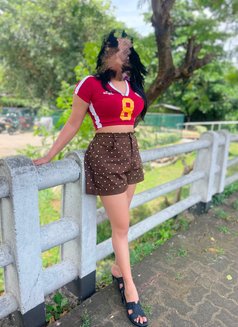 Slim, Fair. Sexy Eye Candy Girl - puta in Colombo Photo 1 of 4