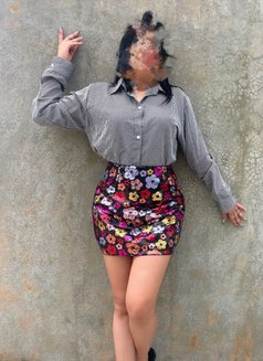 Slim, Fair. Sexy Eye Candy Girl - puta in Colombo Photo 2 of 4