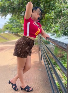 Slim, Fair. Sexy Eye Candy Girl - puta in Colombo Photo 3 of 4