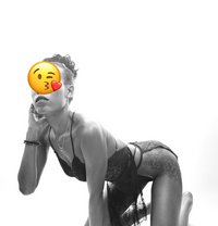 SLIM QUEEN Chloé Divi @Marathalli - puta in Bangalore Photo 2 of 22