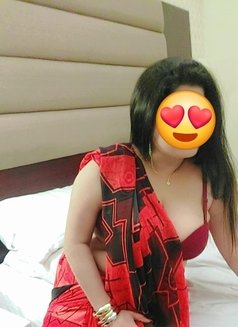 Slutty, Busty Indian MILF - puta in Dubai Photo 8 of 18