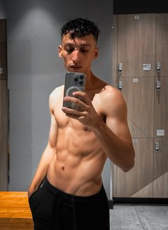 Smile Maker - Acompañantes masculino in Dubai Photo 5 of 5