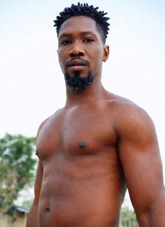 Smithsonian - Acompañantes masculino in Abuja Photo 4 of 10