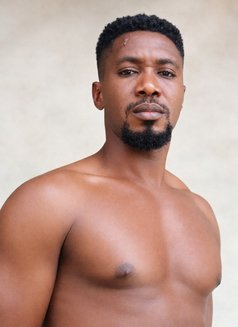 Smithsonian - Acompañantes masculino in Abuja Photo 7 of 10