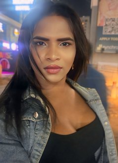 smoks and drinks Kondapur - Acompañantes transexual in Hyderabad Photo 11 of 11