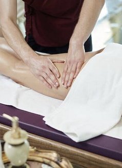Smooth Touch Masseur - Male escort in Dubai Photo 3 of 4