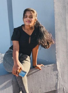 Sneha Young South Indian - puta in Abu Dhabi Photo 4 of 6