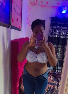 Soffy - escort in Muscat Photo 3 of 3