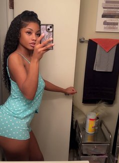 Solange - escort in Beirut Photo 7 of 8