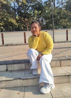 Somya - escort in Noida Photo 2 of 8