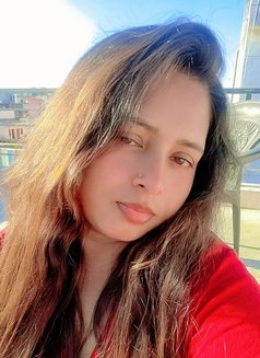 Somya - escort in Noida Photo 3 of 8