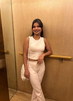 𝐒𝐨𝐧𝐢𝐲𝐚 𝐌𝐞𝐞𝐭𝐮𝐩 - puta in Mumbai Photo 1 of 6