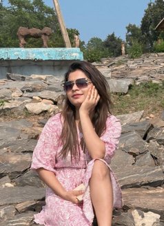 𝐒𝐨𝐧𝐢𝐲𝐚 𝐌𝐞𝐞𝐭𝐮𝐩 - puta in Mumbai Photo 3 of 6