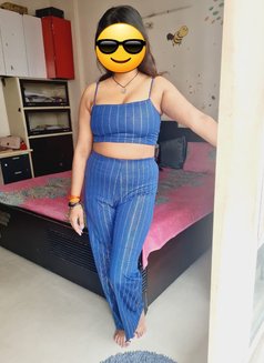 Soniya Sharma + Cam Queen - puta in Noida Photo 3 of 5