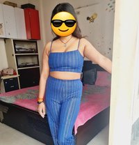Soniya Sharma + Cam Queen - puta in Noida