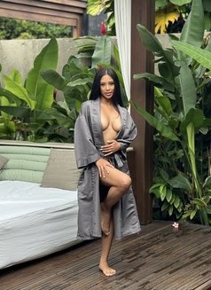 Julia, natural boobs - puta in Bali Photo 2 of 10