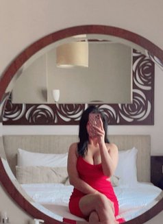 Sawsan - puta in Dubai Photo 2 of 2