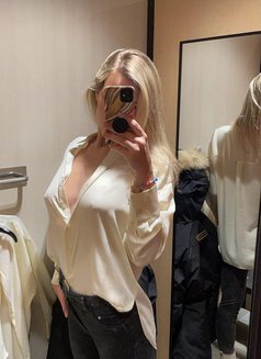 Sophie - escort in Düsseldorf Photo 1 of 3