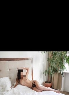 Sophie - masseuse in London Photo 2 of 3