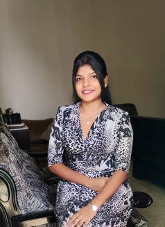 South Indian Young Girl Kavya - puta in Abu Dhabi Photo 4 of 5