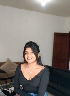 South Indian Young Girl Kavya - puta in Abu Dhabi Photo 5 of 5