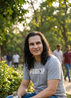 Spencer Nomadix - Male companion in New Delhi Photo 4 of 6