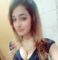 Srishti Sharma - puta in Sharjah