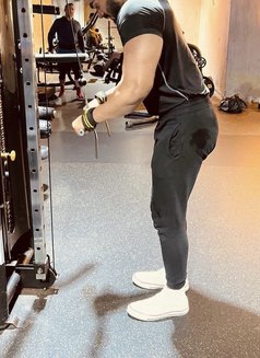 Ssheron - Intérprete masculino de adultos in Dubai Photo 1 of 2