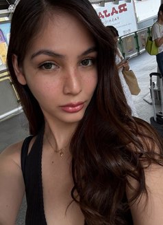 Stacey - escort in Singapore Photo 3 of 4