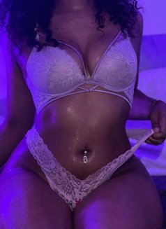 Stacey - escort in Casablanca Photo 3 of 4