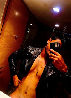Stan - Male escort in New Delhi Photo 1 of 3