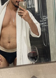 Stan - Male escort in New Delhi Photo 2 of 3