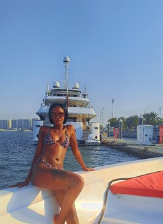 Star - puta in Dubai Photo 2 of 4
