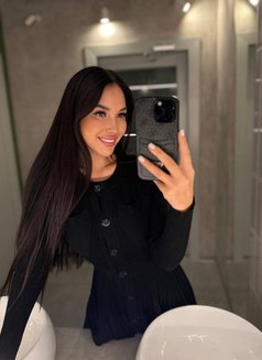 Stella - escort in Singapore Photo 2 of 7