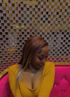 Steph - masseuse in Nairobi Photo 2 of 3