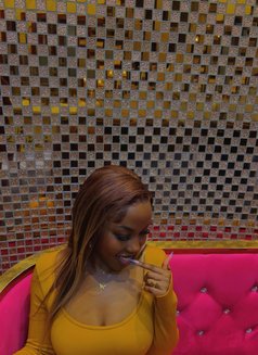 Steph - masseuse in Nairobi Photo 3 of 3