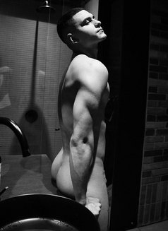 Stephan - Male escort in Paris Photo 5 of 8