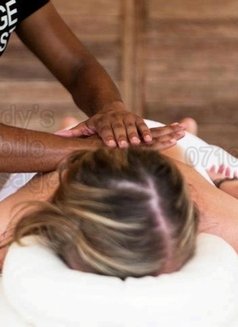 Pro Yoni/Body to body Nuru Massage - Masajista in Nairobi Photo 3 of 4