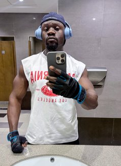 Strong Tap - Acompañantes masculino in Dubai Photo 1 of 4