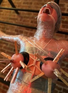 Submissive Woman - puta in Dubai Photo 11 of 12