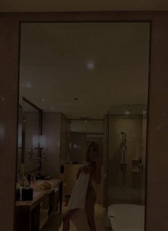 Sue Hail - puta in Manila Photo 9 of 9