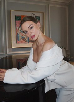 Sue - escort in Dubai Photo 1 of 7