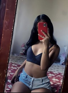 Suhana - puta in Dubai Photo 8 of 12