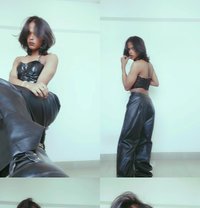 Sumi: The Bong - Acompañantes transexual in Pune