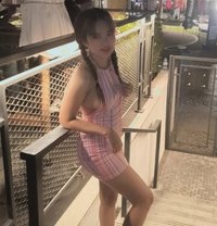 Summer - Intérprete de adultos in Bangkok