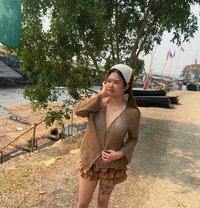 Summer - Intérprete de adultos in Bangkok