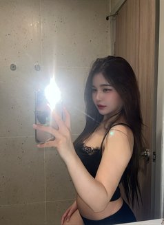 Sunie - escort in Singapore Photo 6 of 13
