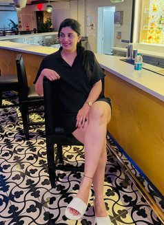 Sunny - escort in Mumbai Photo 1 of 3