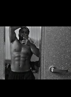 Sunny - masseur in New Delhi Photo 1 of 2